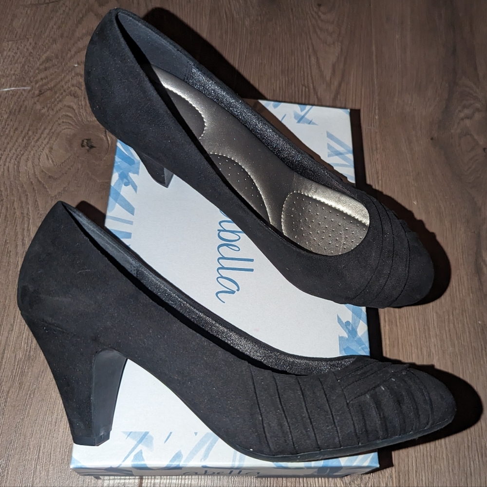 NWT Abella Black Suede Heels